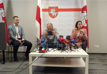 Tak wyglądała konferencja Siarhieja Cichanouskiego po uwolnieniu przez Łukaszenkę